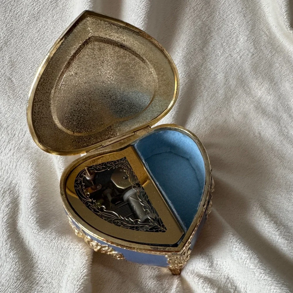 Sankyo Musical Jewelry Box Heart Blue Enamel Gold Cameo Pearl Vintage Japan
